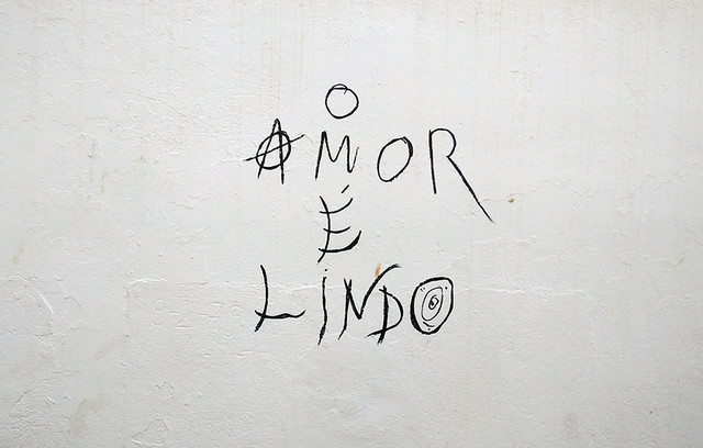 Ada Wanders/Włóczykijada. Writing on the wall "O Amor e Lindo", Love is beautiful.