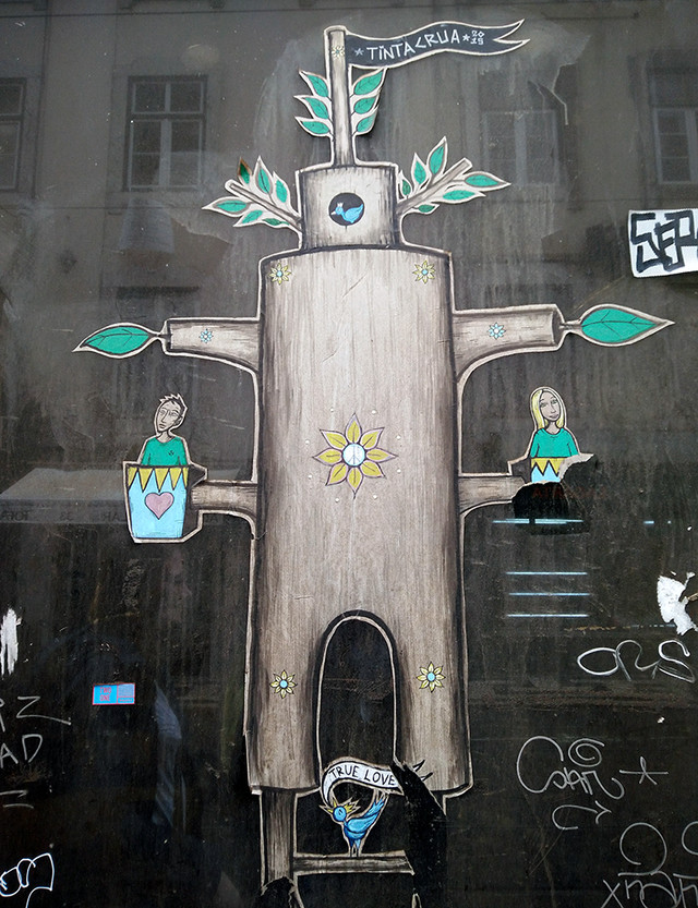 Ada Wanders/Włóczykijada. Tree shaped sticker on the window in Lisbon.