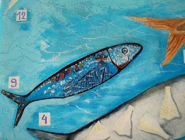 Ada Wanders/Włóczykijada. Street Art: Picture of fish with sign saying Portimão