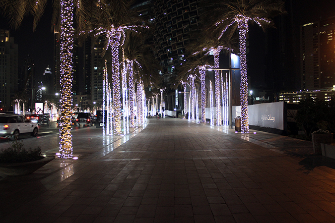 Ada Wanders/Włóczykijada. Dubaj. Aleja obok Dubai Mall.