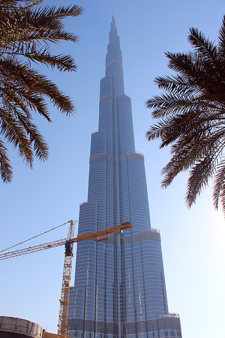 Ada Wanders/WłóczykijAda. Dubaj. Burj Khalifa. Dźwig jest częstym elementem Dubaju, który wcina się w kadr