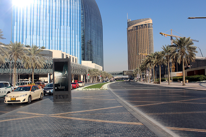 Ada Wanders/Włóczykijada. Dubaj. Po drugiej stronie ulicy znajdują się małe fontanny.