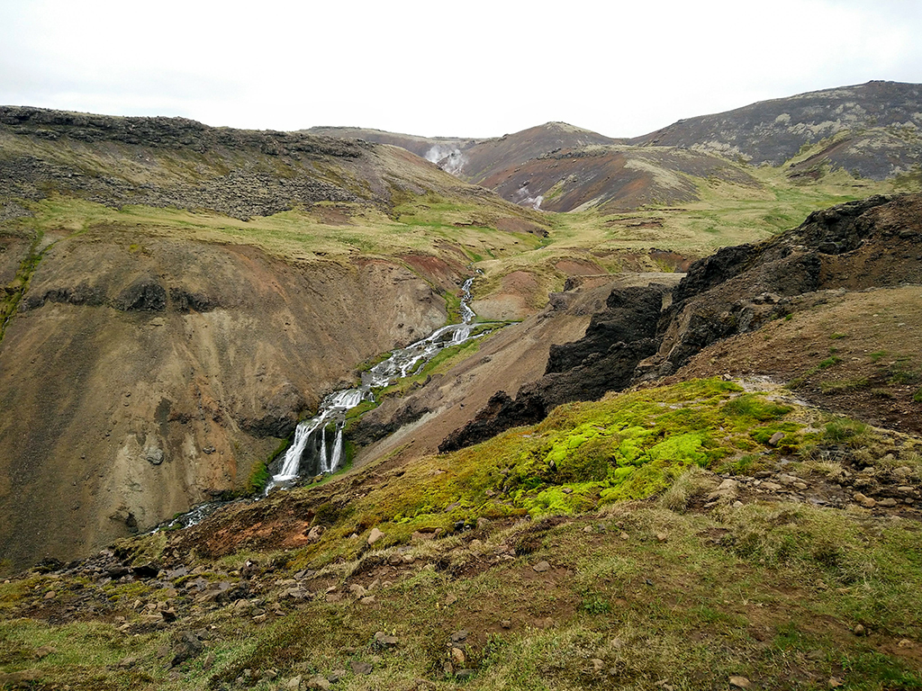 Włóczykijada. O gorących źródłach, rzekach i basenach na Islandii. Droga do rzeki w Hveragerði