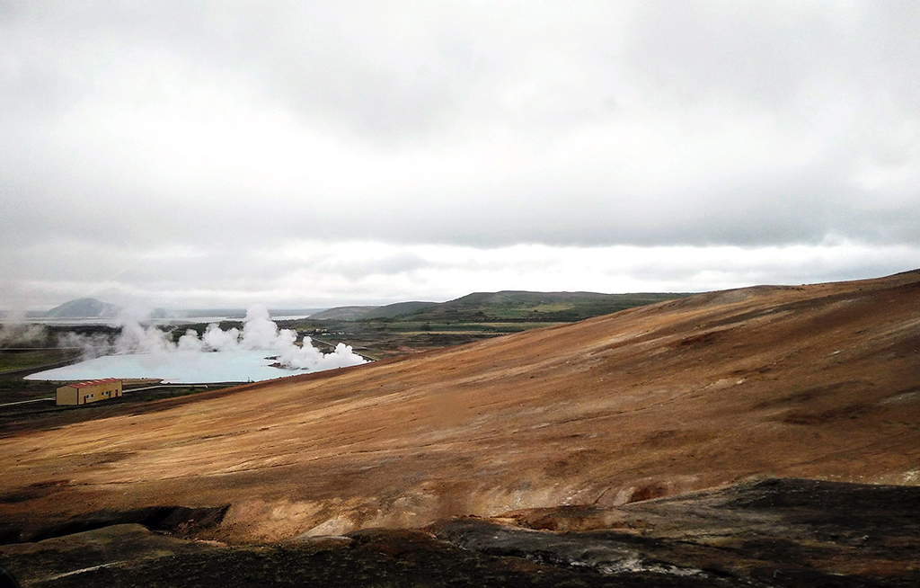 Włóczykijada. O gorących źródłach, rzekach i basenach na Islandii. Para przy elektrowni.