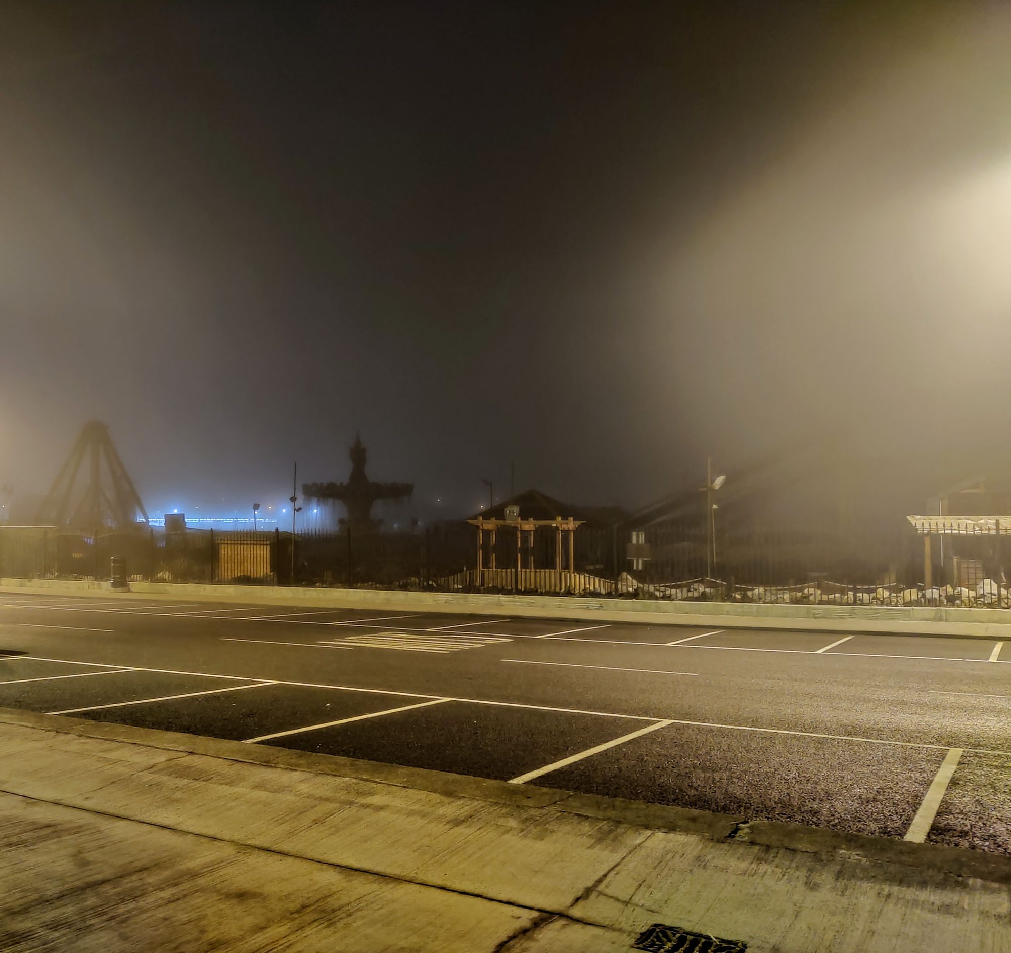 Nieduża ulica w nocy, pokryta mgłą. W tle widać szkielety rzeczy, znajdujących się w nieczynnym wesołym miasteczku. Jest wilgotno, ciemno i pusto.