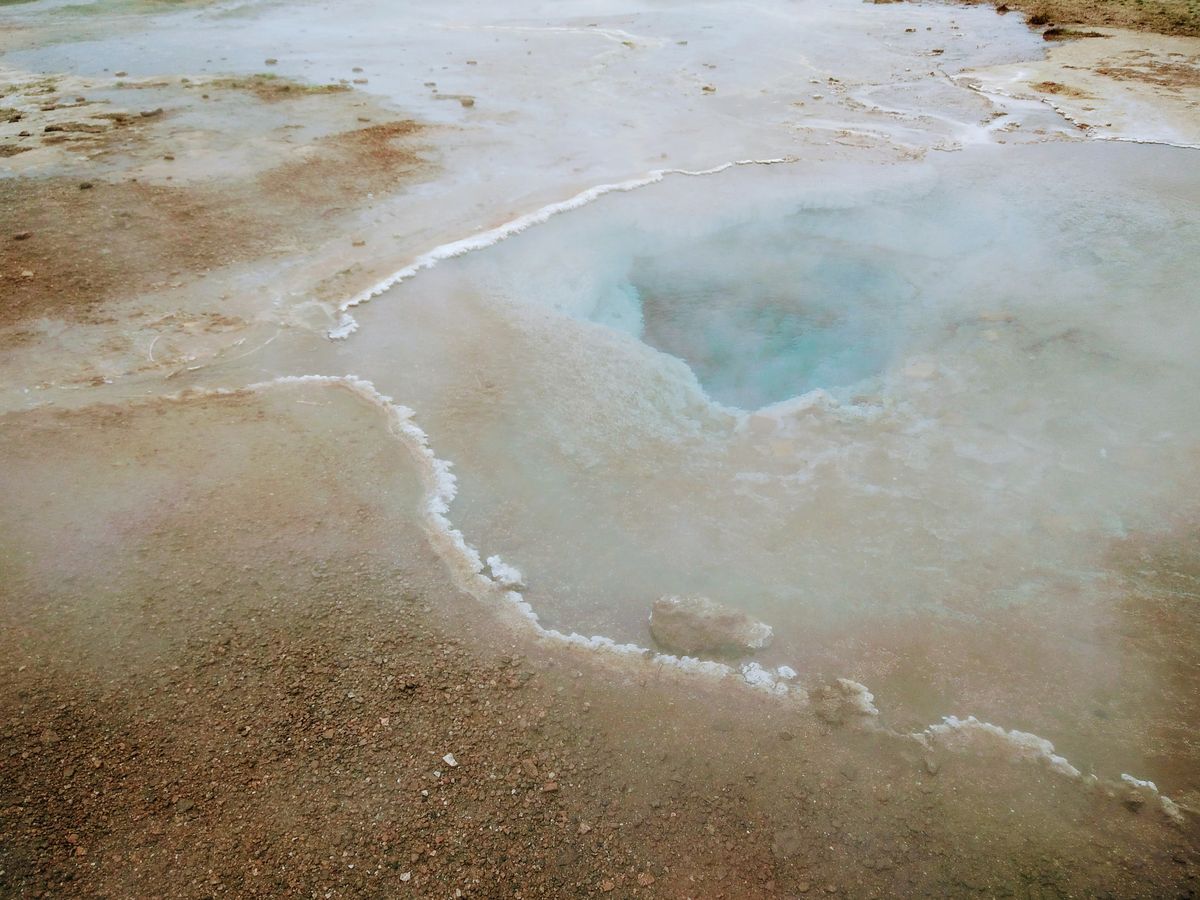 O gorących źródłach, rzekach i basenach na Islandii